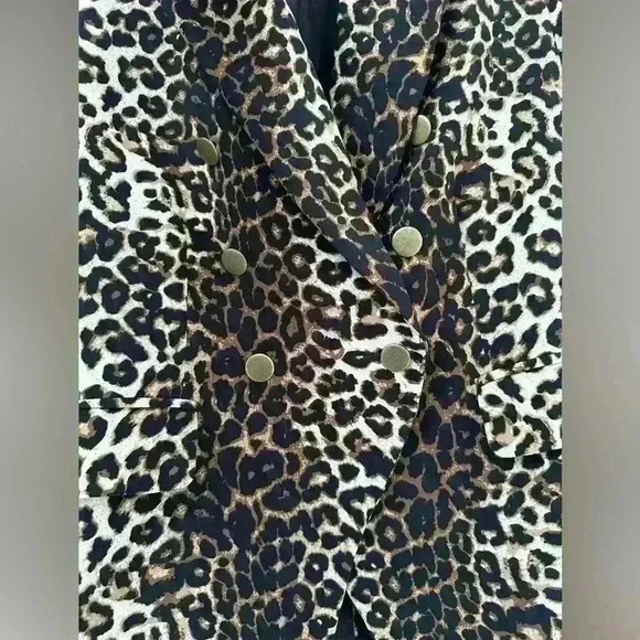 Carolina Belle leopard print blazer with shoulder pads‎ and brass colored button - Picture 8 of 8